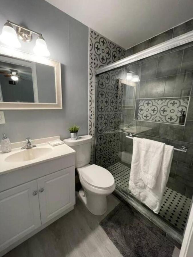 Cheerful Minutes From The Airport And Raymond James Stadium! * Tampa