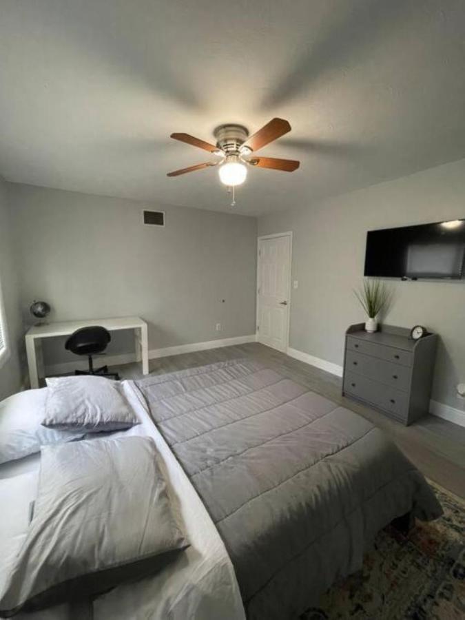 Cheerful Minutes From The Airport And Raymond James Stadium! Holiday home
