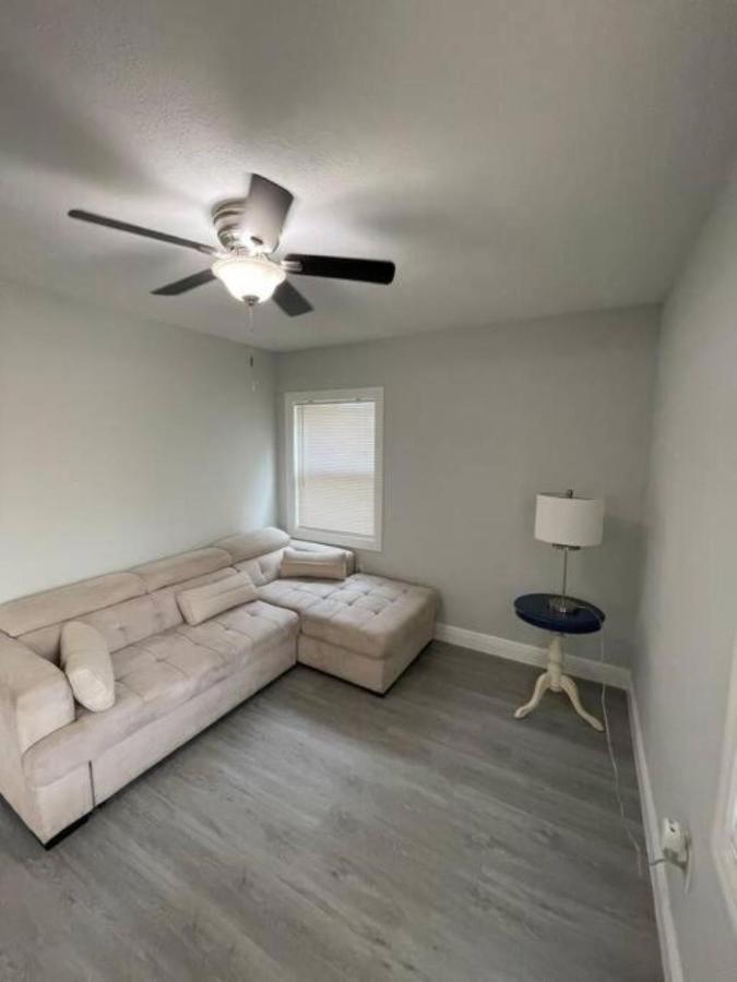 Cheerful Minutes From The Airport And Raymond James Stadium! Holiday home *
