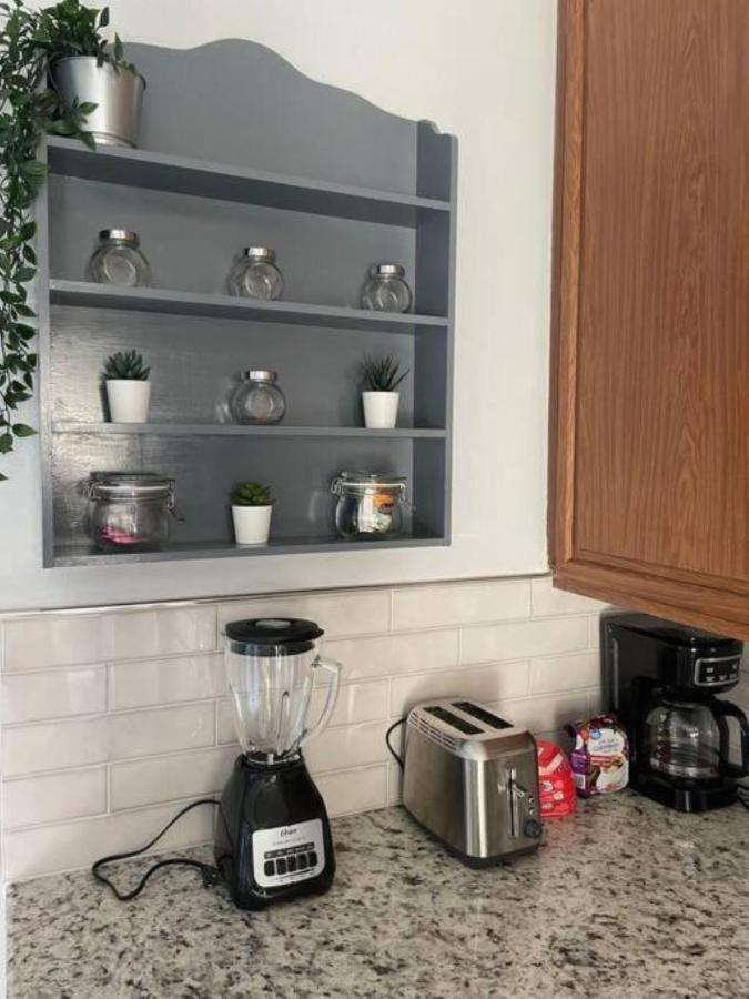 Cheerful Minutes From The Airport And Raymond James Stadium! Tampa