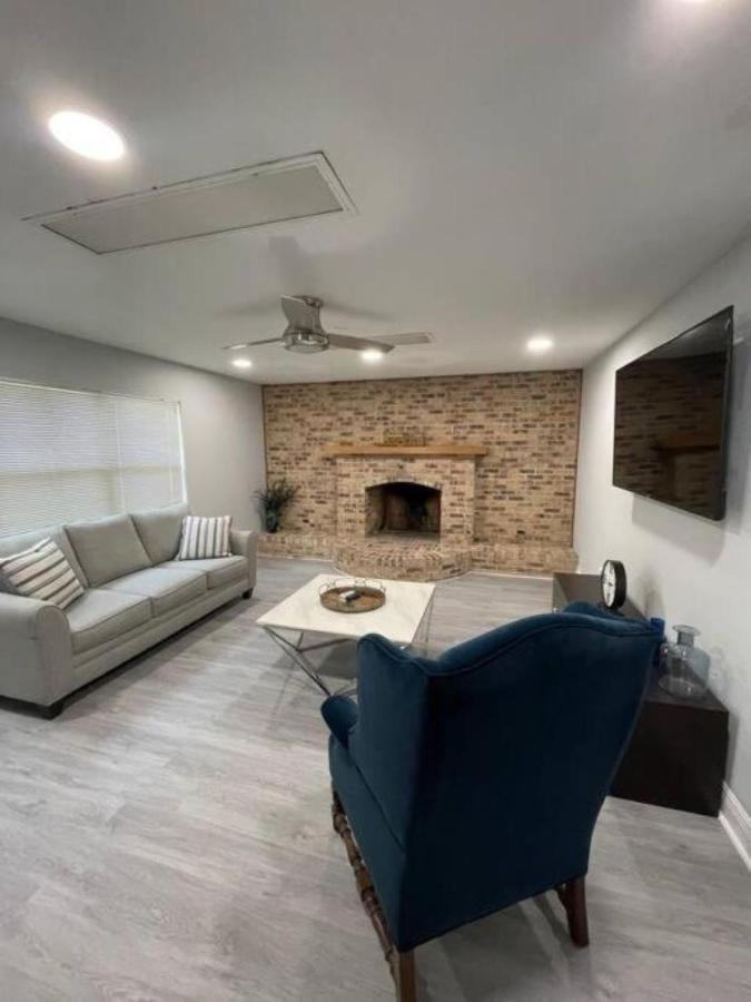 Cheerful Minutes From The Airport And Raymond James Stadium! * Tampa